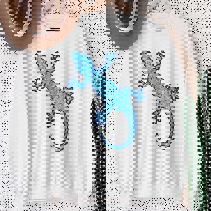 トライバル バティック パターン ヤモリトカゲ デニムブルーtシャツ スウェットシャツ 年配の女性への贈り物