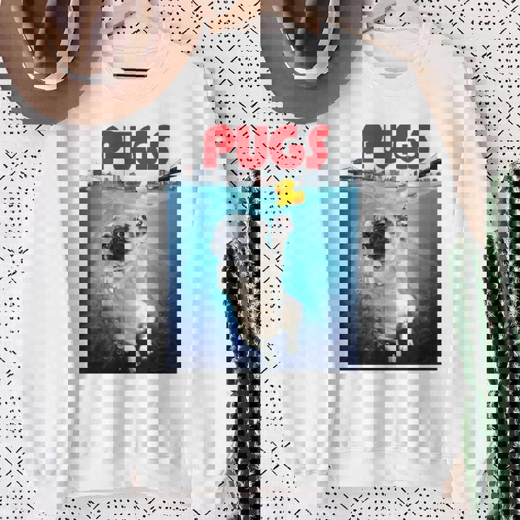 ニューヨーク港でゴム製のアヒルのおもちゃで遊ぶかわいいパグ犬 長袖tシャツ スウェットシャツ 年配の女性への贈り物