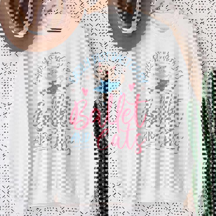 バレエダンサー ダンスガール バレリーナ 猫 気が散りやすい スウェットシャツ 年配の女性への贈り物