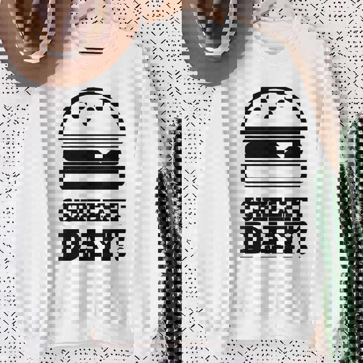 ファニージム チートデー ハンバーガー キャブ フード スウェットシャツ 年配の女性への贈り物