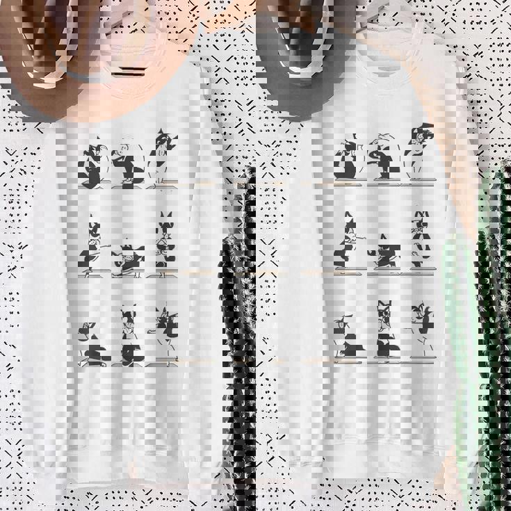 ボストンテリア ヨガ アサナ ポーズ 瞑想 おもしろtシャツ スウェットシャツ 年配の女性への贈り物