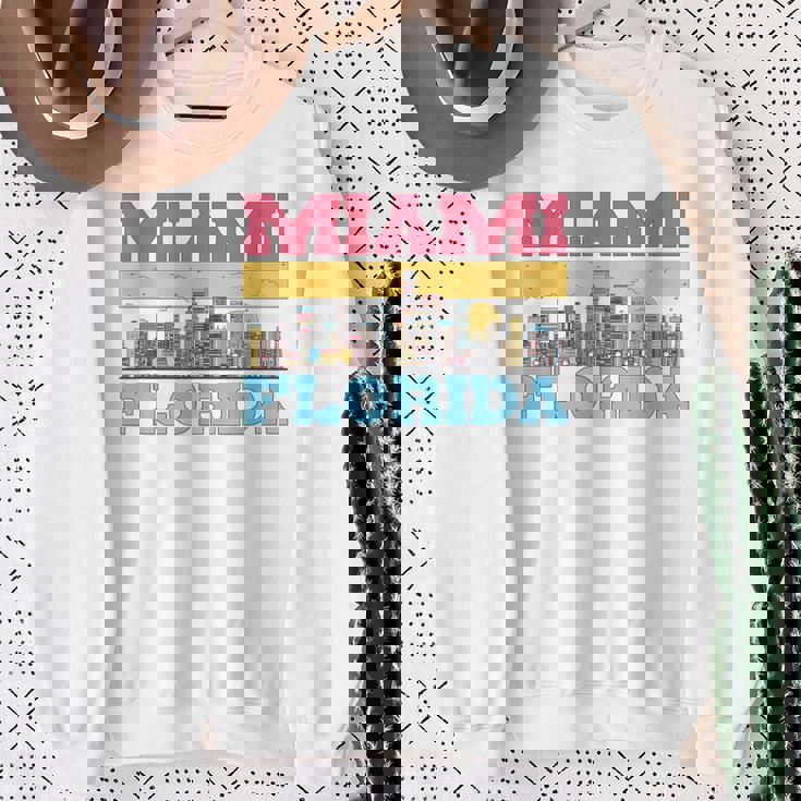 マイアミ フロリダ州 都市景観 お土産 モダン マイアミスカイライン スウェットシャツ 年配の女性への贈り物