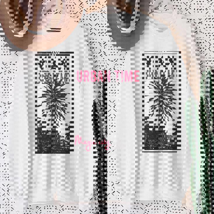 マイアミマジックシティビーチシャツ フロリダ愛好家向け 長袖tシャツ スウェットシャツ 年配の女性への贈り物