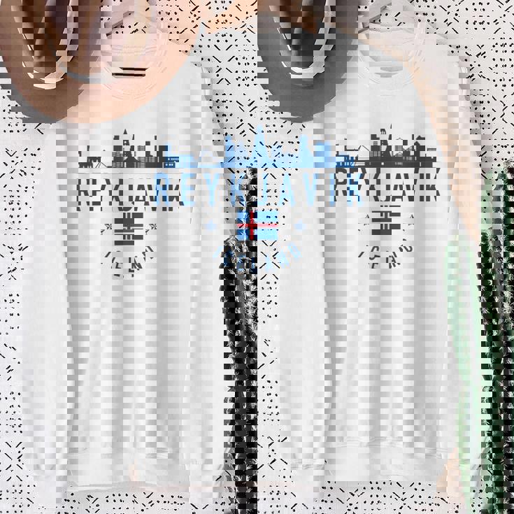 レイキャビク アイスランド アイスランド国旗 スカイライン プライド お土産 スウェットシャツ 年配の女性への贈り物