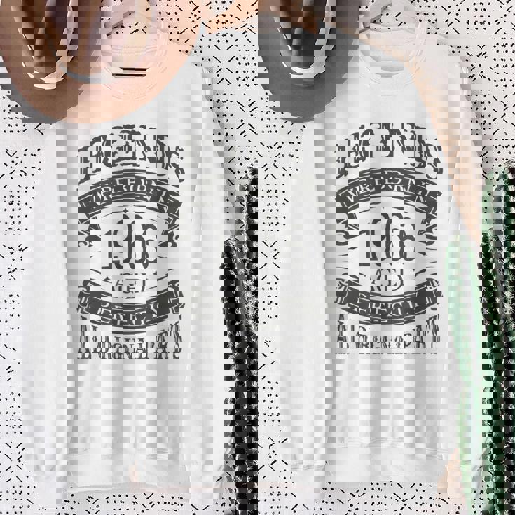 レジェンドは1966年に誕生し、すべてのオリジナルパーツを完璧に熟成させました。 スウェットシャツ 年配の女性への贈り物