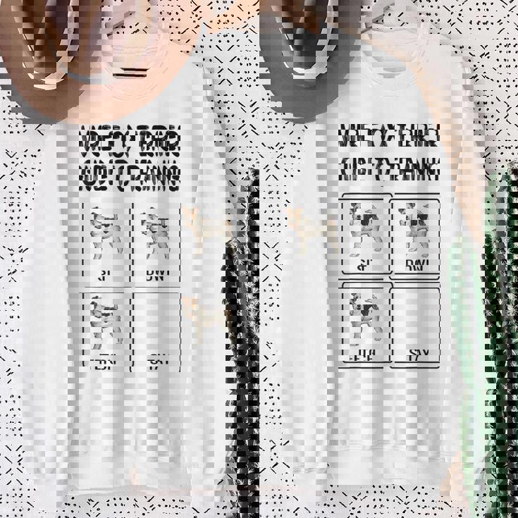 ワイヤーフォックステリアガイド 犬の服従を訓練する スウェットシャツ 年配の女性への贈り物