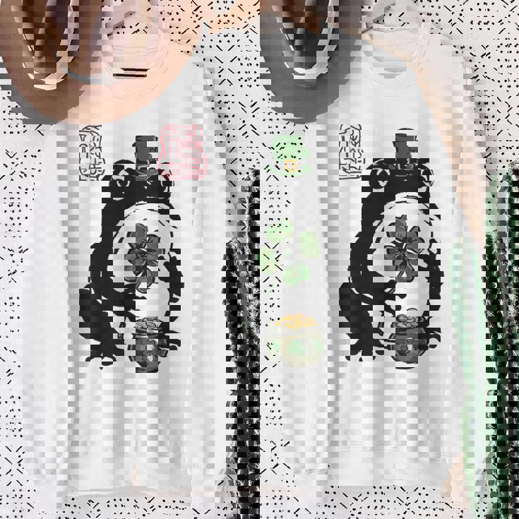 不機嫌そうなカエル 面白い 聖パトリックデー クローバーリーフ アニメ 日本語 スウェットシャツ 年配の女性への贈り物