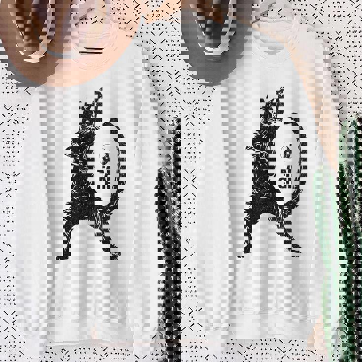 太極拳の練習をしている陽気な猫 陰陽 長袖tシャツ スウェットシャツ 年配の女性への贈り物