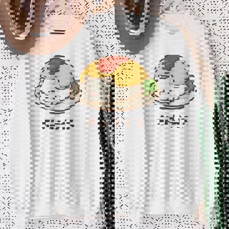 白猫×オムライスのゆるかわイラスト 猫好き・ごはん好き向け おもしろ ネタ系 癒しデザイン スウェットシャツ 年配の女性への贈り物