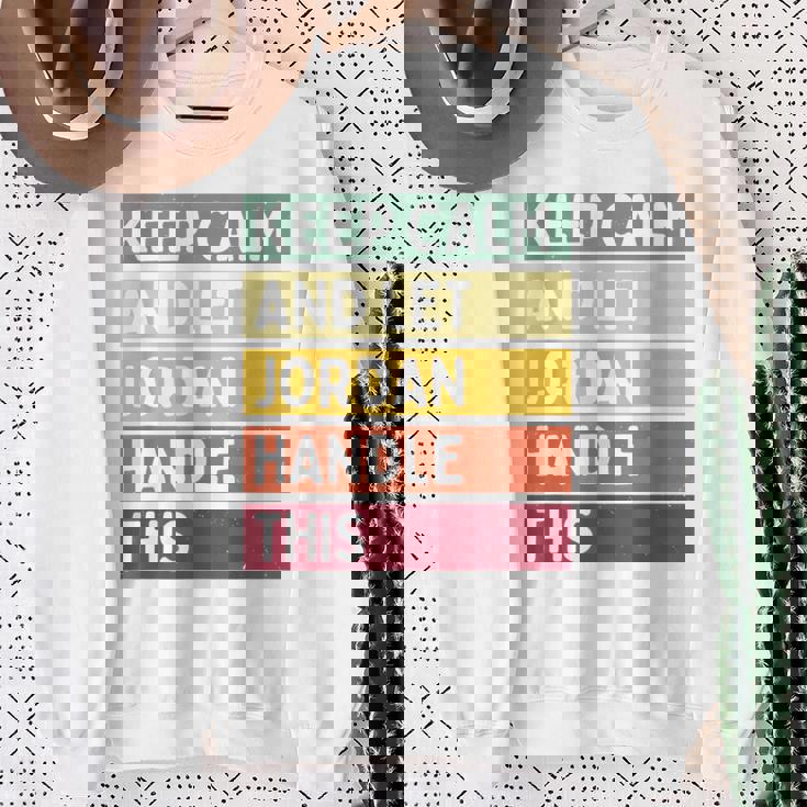 落ち着いて、ジョーダンにこの面白いレトロな引用を任せてください スウェットシャツ 年配の女性への贈り物