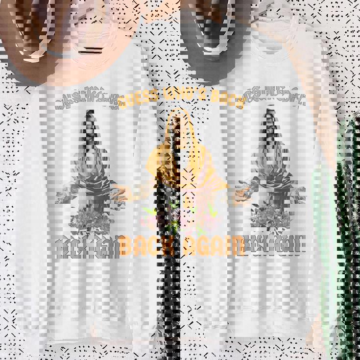 誰が戻ったと思う？また戻ってきましたイエスキリストハッピーイースター スウェットシャツ 年配の女性への贈り物