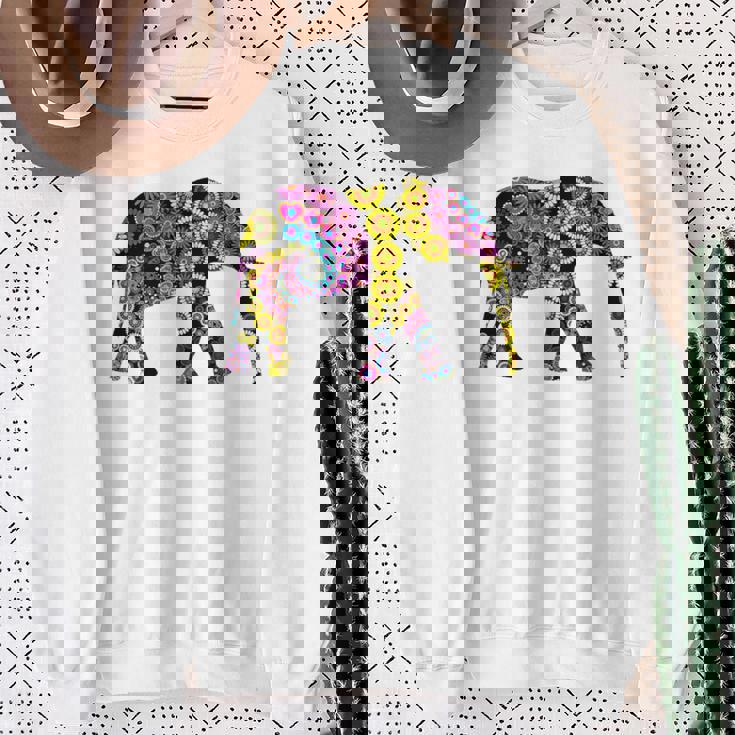 象のシルエット、かわいいボヘミアンデザイン。 スウェットシャツ 年配の女性への贈り物