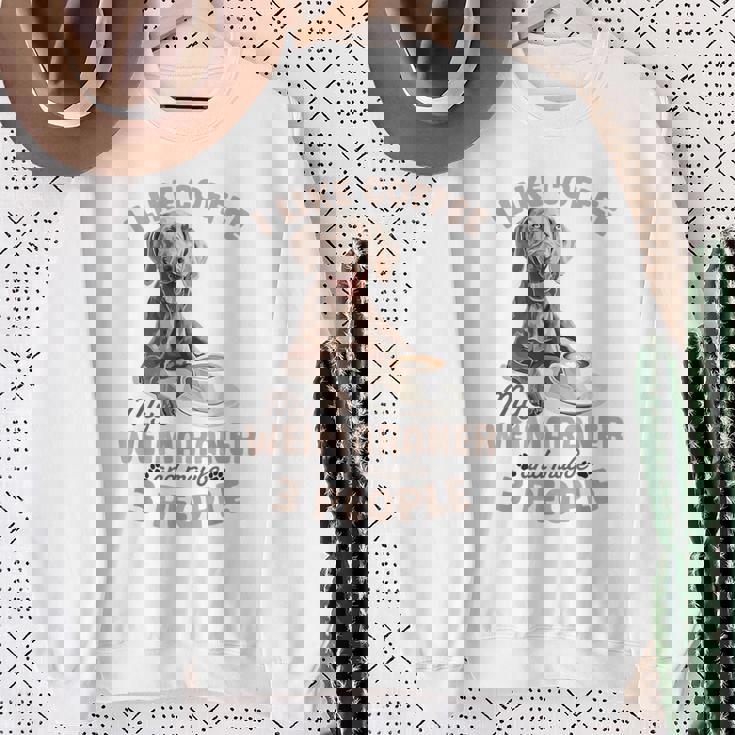 面白いワイマラナー犬私はコーヒーが好き、ワイマラナーと多分。 スウェットシャツ 年配の女性への贈り物