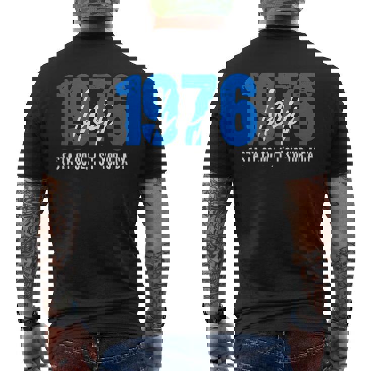 1976 誕生日 五十路祝い 50歳 大人の節目 クールでシンプルな数字デザイン メンズTシャツ バックプリント