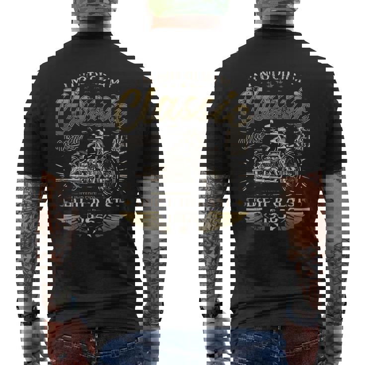 61 歳の誕生日男性オートバイ バイクに乗る人 1965 メンズTシャツ バックプリント