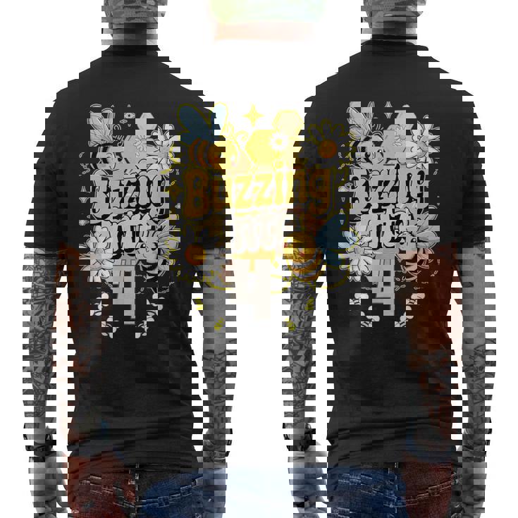 Buzzing Into 4 かわいい蜂 4歳の誕生日パーティーデザイン メンズTシャツ バックプリント