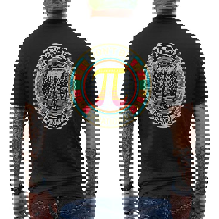 Don't Be Irrational レトロ ヴィンテージ シンボル Pi Day 算数教師 メンズTシャツ バックプリント