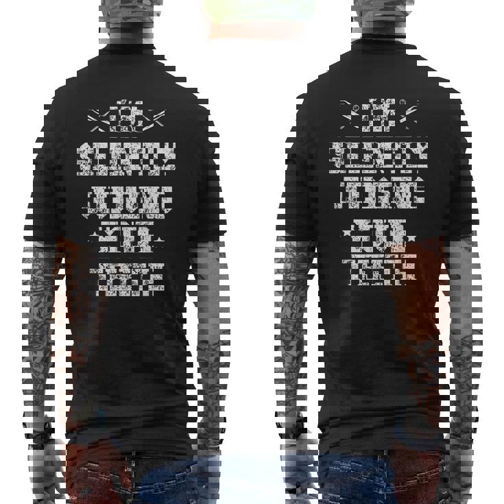 I'milently Judging Your Th Dentist Dentistry Dentistry Dentists メンズTシャツ バックプリント