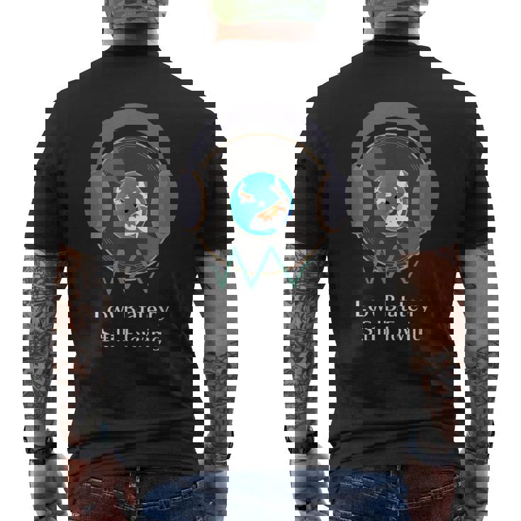 Low Batterytill Flowing 錦鯉 音楽 ヘッドホン 和風 低電力 共感 デザイン メンズTシャツ バックプリント