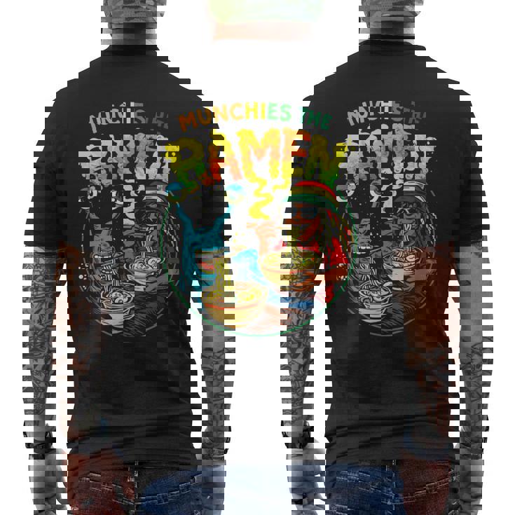 Munchies ラーメンを食べるエイリアン ドレッドヘアアート メンズTシャツ バックプリント