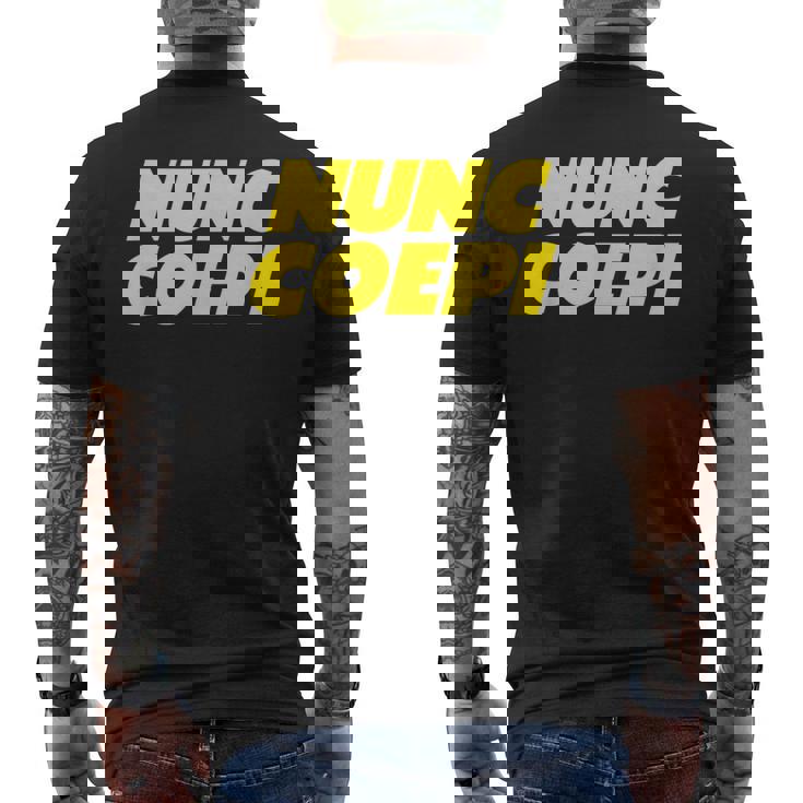 Nunc Coepi Now I Begin メンズTシャツ バックプリント