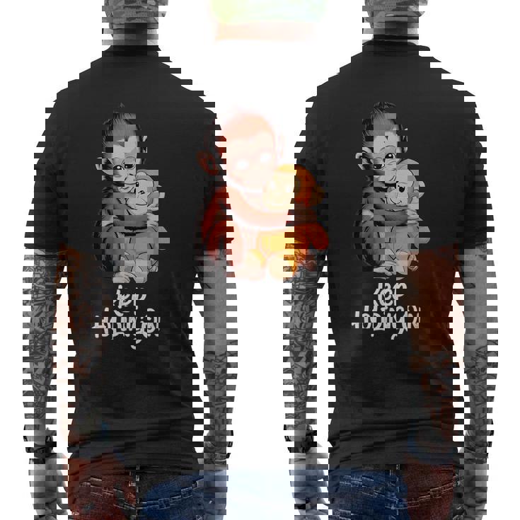 Punch Keep Holding On Cute Baby Monkey グラフィック メンズTシャツ バックプリント