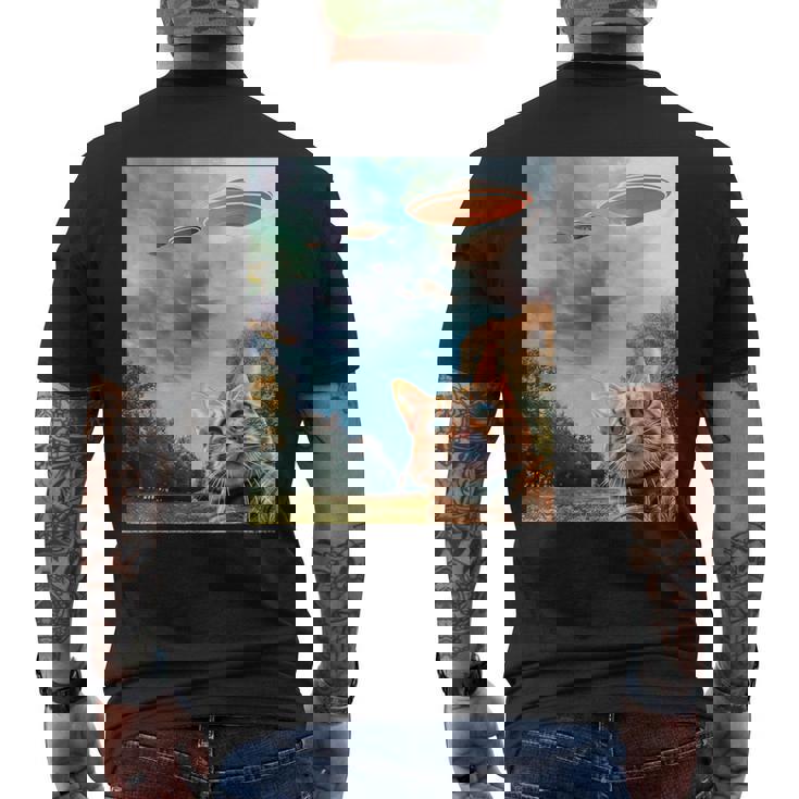 Ufo付き猫セルフィー メンズTシャツ バックプリント