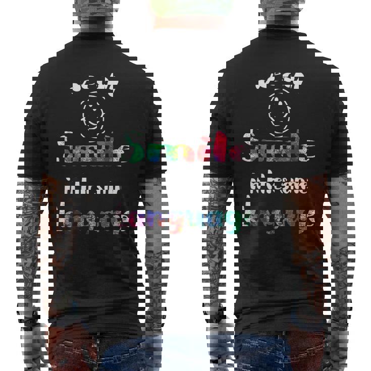 We Allmile In Theame Language かわいい 平等 スマイル メンズTシャツ バックプリント