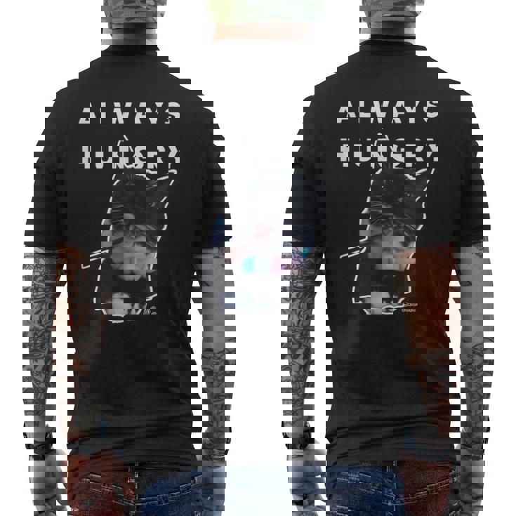 いつも空腹の猫 – 面白い食べ物好きデザイン メンズTシャツ バックプリント