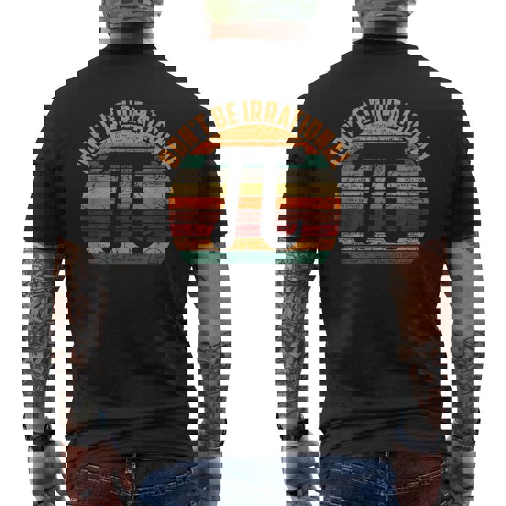 おかしな円周率デー 不合理になるな 円周率デーを祝おう 3月14日 メンズTシャツ バックプリント