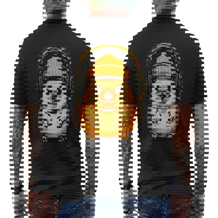 かわいいハリネズミ、ビーニーとヘッドフォン、居心地の良い音楽愛好家。 長袖tシャツ メンズTシャツ バックプリント