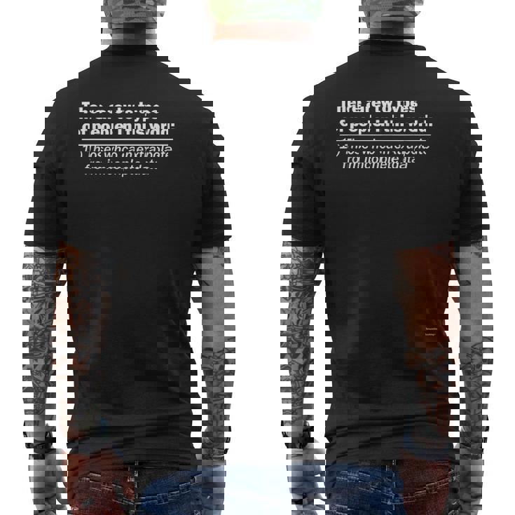 このワールドインテリジェントシャツには2種類の人々がいます メンズTシャツ バックプリント