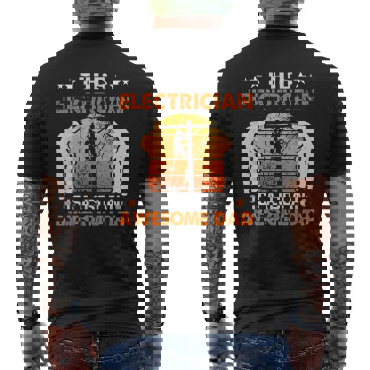 メンズ この電気屋さんは、すごいお父さん電気屋さんでもあります メンズTシャツ バックプリント
