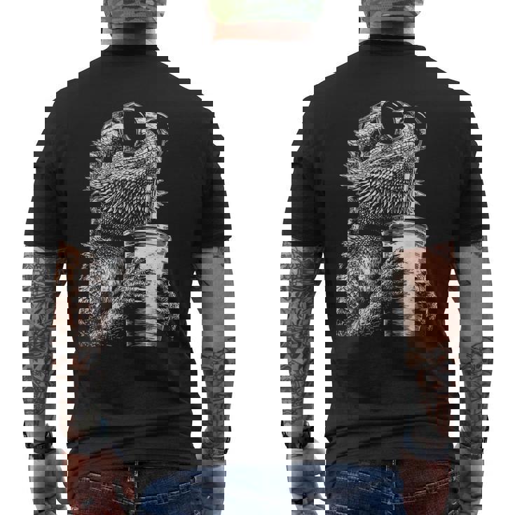 ひげを生やしたドラゴン 飲むアイスコーヒー 面白い動物 ミーム グランジ メンズTシャツ バックプリント