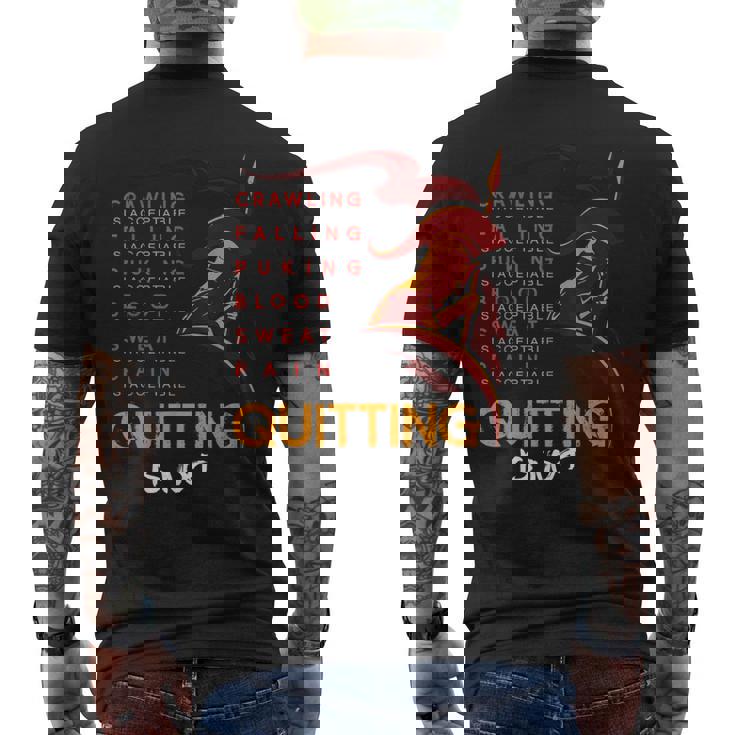 やめることは許されない スパルタンとマッドレース メンズTシャツ バックプリント