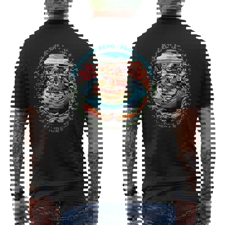 アイコニックな蹄鉄ベンド ハイキング グレンキャニオンページ アリゾナ メンズTシャツ バックプリント