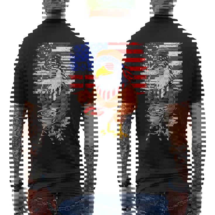 アメリカの白頭鷲、アメリカ国旗、バーベキュー、肉のグリル、愛国心、独立記念日、愛国心、誇り高きアメリカ人 メンズTシャツ バックプリント