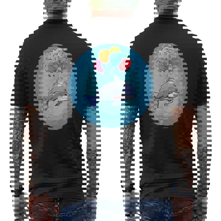 イルカと風船のコスチュームで一日を明るくしましょう。 メンズTシャツ バックプリント