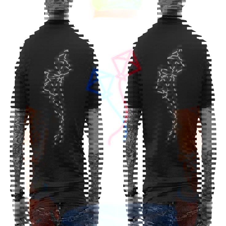 カイト フライング カイト ライディング ザ ウィンド カイト フライング プロフェッショナル メンズTシャツ バックプリント