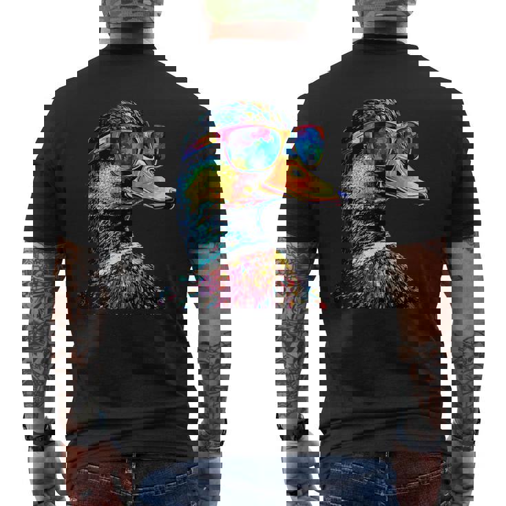 カラフルな虹色のアヒル マガモ ドレイク 小さなアヒル メンズTシャツ バックプリント