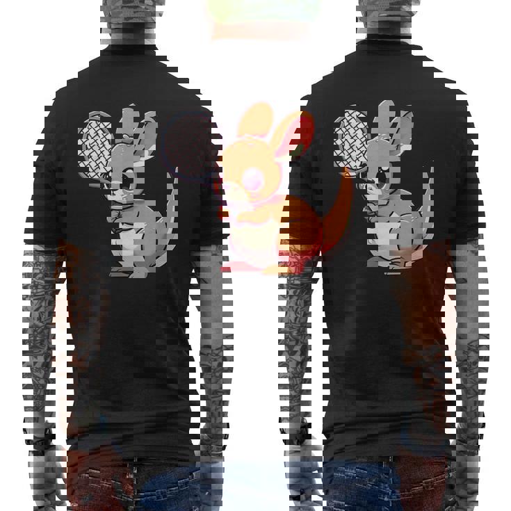 カンガルー かわいい ラケット スポーツ テニス プレイ 動物 キャラクター キュート メンズTシャツ バックプリント