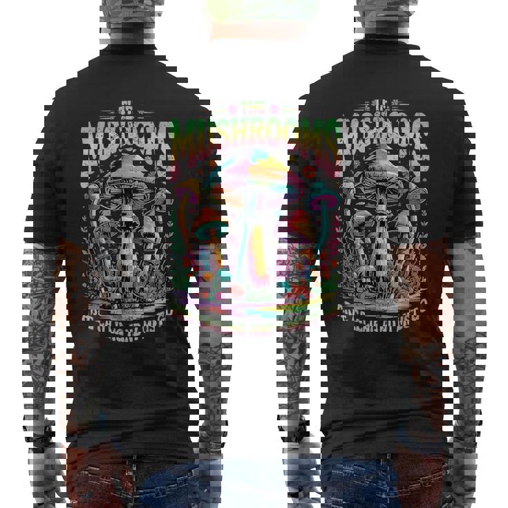 キノコはカラフルなサイケデリックな森の風景を呼んでいます。 メンズTシャツ バックプリント