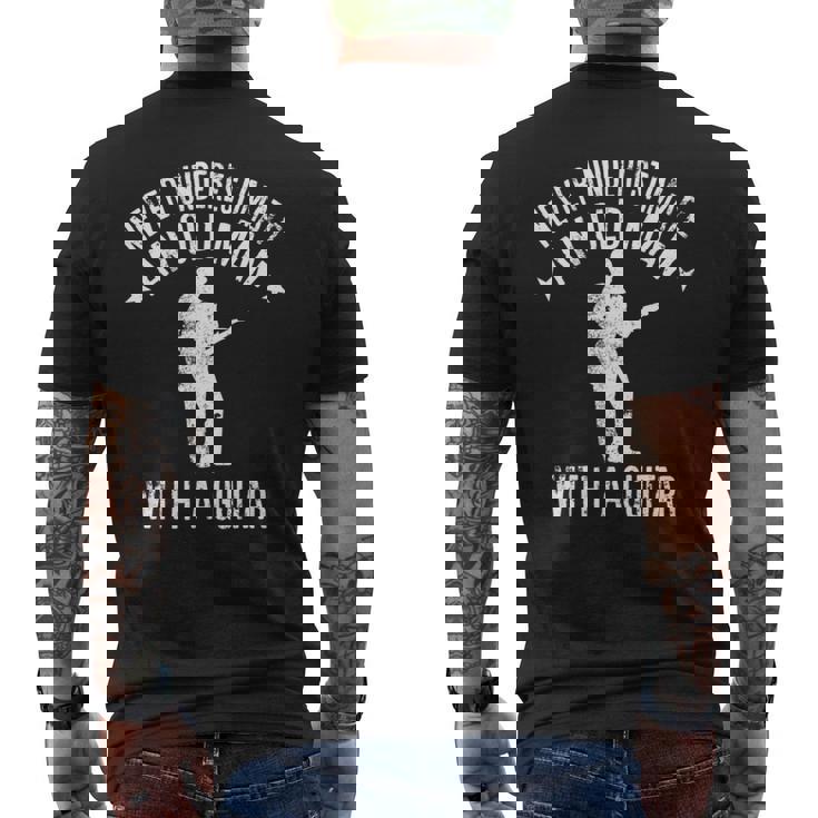 ギターで老人を過小評価しないでください面白い引用 長袖tシャツ メンズTシャツ バックプリント