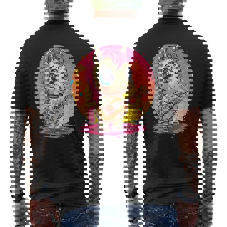 ギターを持った愛らしいポニー メンズTシャツ バックプリント