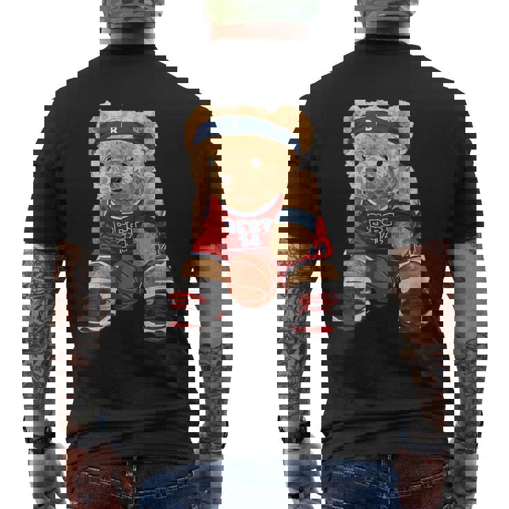 クールなテディベアがバスケットボールのイラストグラフィックデザインを演じます。 メンズTシャツ バックプリント