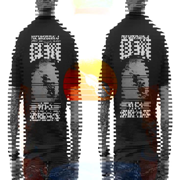 コントラバスの老人を過小評価しないでください メンズTシャツ バックプリント