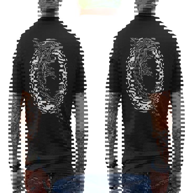 サメの魚のシンボル ハカ文化 マオリ族のパターン メンズTシャツ バックプリント