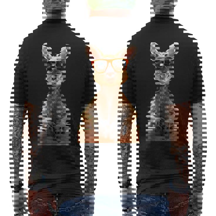 サングラスをかけたカンガルー オーストラリア アウトバック かわいい カンガルー メンズTシャツ バックプリント