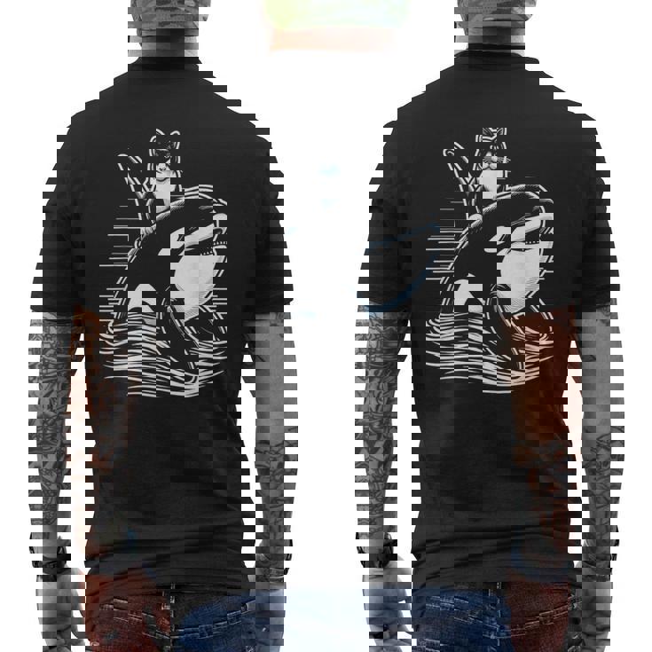 シャチに乗る猫 ファニー メンズTシャツ バックプリント