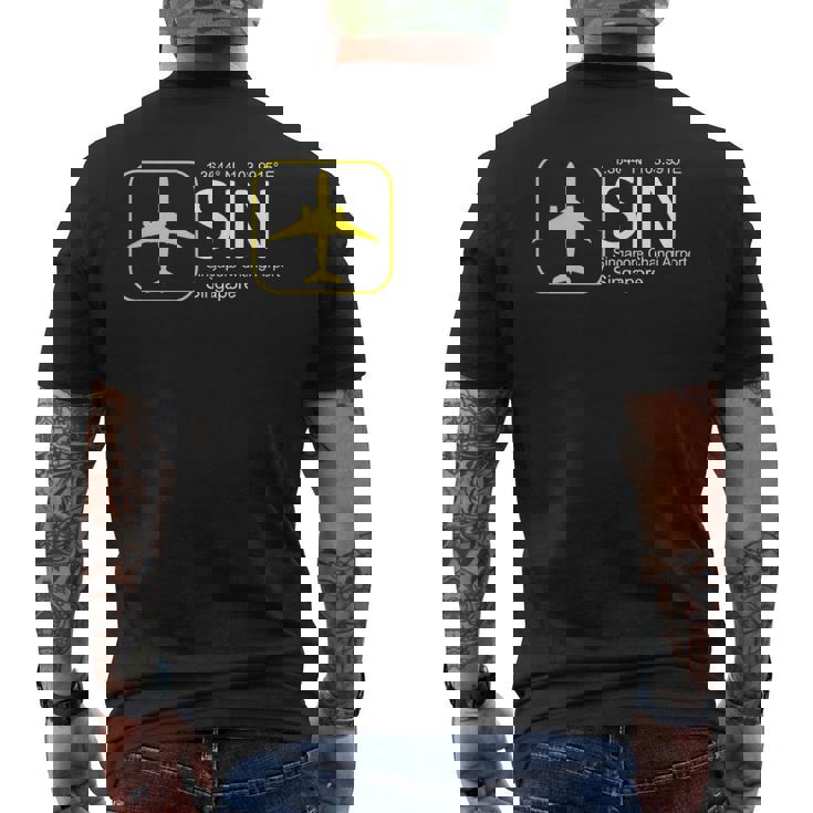 シンガポール・チャンギ国際空港航空フライトクルー。 メンズTシャツ バックプリント